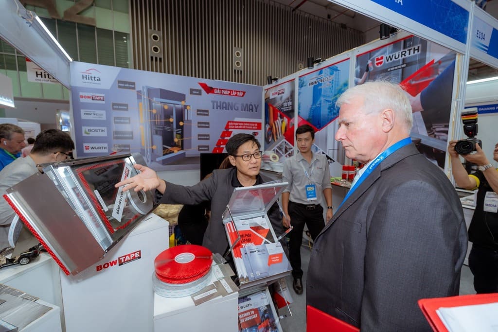 Hitta JSC's CEO, Mr. Nguyen Hoang Duong, highlighted the solutions offered by the company during the exhibition.