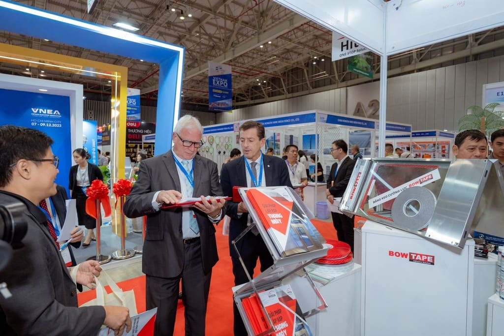From left to right: Mr. Graham Worthington - Chairman of the Pacific Asia Lift and Escalator Association (PALEA); Mr. Massimo Bezzi - Secretary General of the European Federation for Small and Medium-sized Elevator Enterprises (EFESME) visited Hitta's booth at the exhibition.